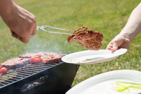 Da scheiden sich die Geister: Das Grillfleisch vorher oder erst ganz am Ende würzen?