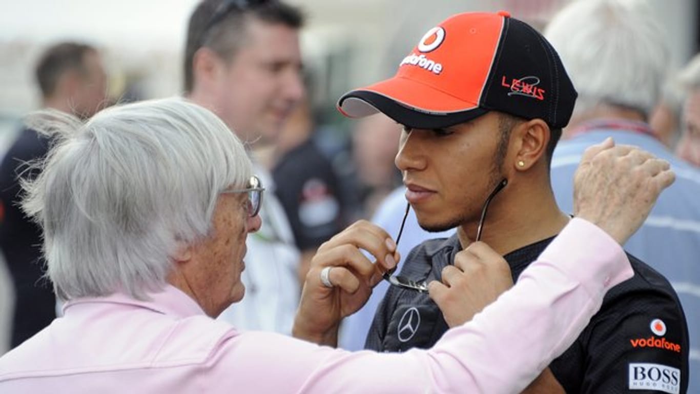 Die Harmonie zwischen Ex-Formel-1-Boss Bernie Ecclestone (l) und Weltmeister Lewis Hamilton ist vorerst weg.