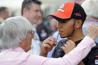 Die Harmonie zwischen Ex-Formel-1-Boss Bernie Ecclestone (l) und Weltmeister Lewis Hamilton ist vorerst weg.