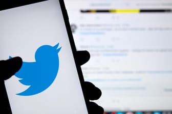 Twitter-Logo auf einem Smartphone: Die Profile von 130 Prominenten und Politikern sind gehackt worden.