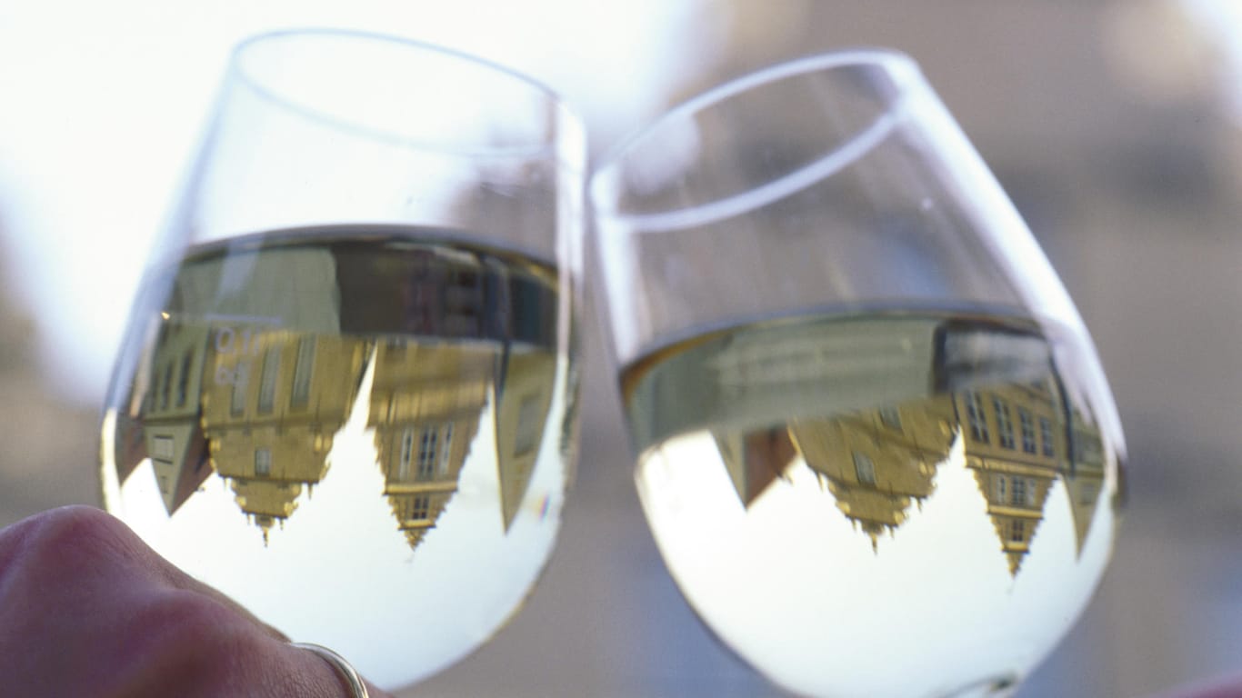 Zwei volle Weingläster stoßen zusammen: Der beliebte Weinmarkt in Bielefeld muss wegen Corona ausfallen.