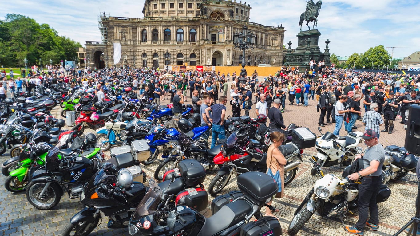 Bikerprotest in Dresden: Mehr als 5.000 Motorradfahrer beteiligten sich an der Protestaktion gegen Fahrverbote auf dem Theaterplatz.