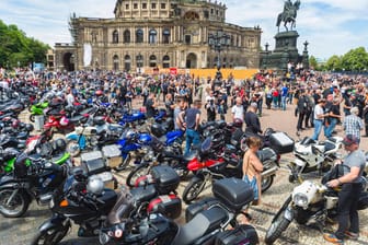 Bikerprotest in Dresden: Mehr als 5.000 Motorradfahrer beteiligten sich an der Protestaktion gegen Fahrverbote auf dem Theaterplatz.