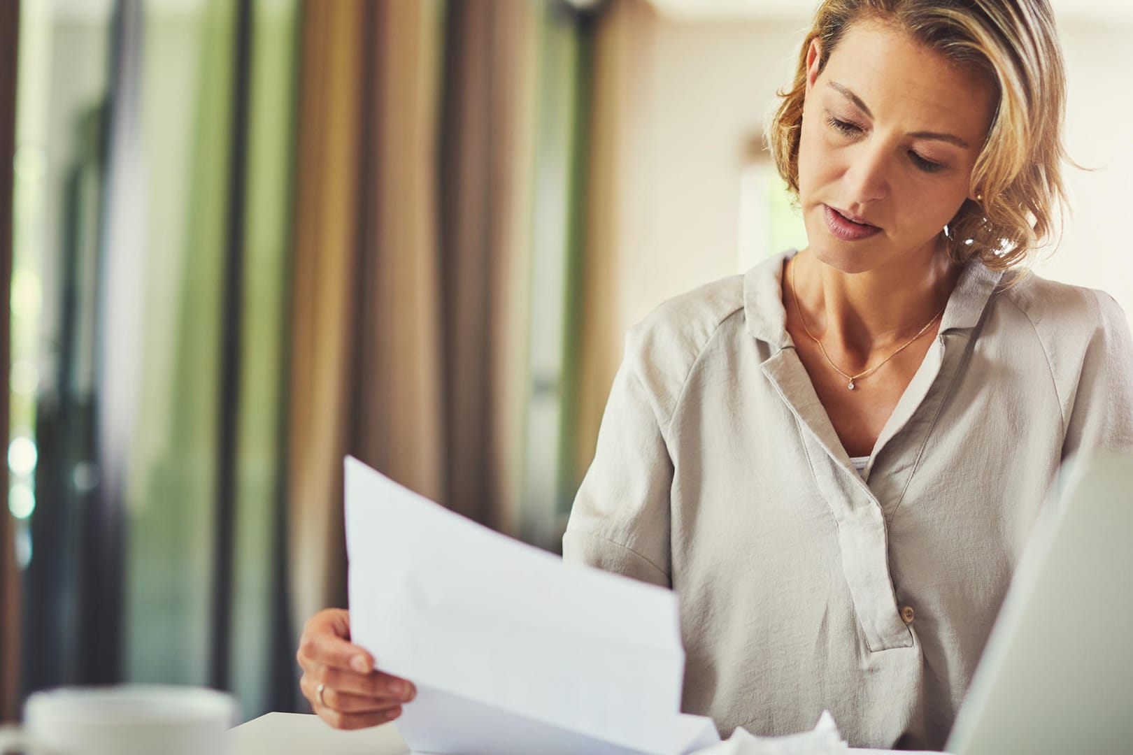 Eine Frau prüft ihre Finanzen (Symbolbild): In einem Portfolio stecken verschiedene Vermögenswerte.