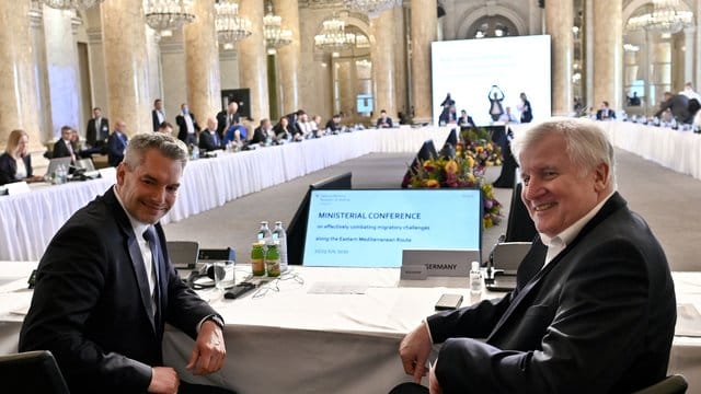 Der österreichische Innenminister Nehammer und Bundesinnenminister Seehofer bei der "Ministerkonferenz zur Bekämpfung illegaler Migration an den östlichen Mittelmeerrouten". Der österreichische Innenminister Nehammer und Bundesinnenminister Seehofer bei der "Ministerkonferenz zur Bekämpfung illegaler Migration an den östlichen Mittelmeerrouten".