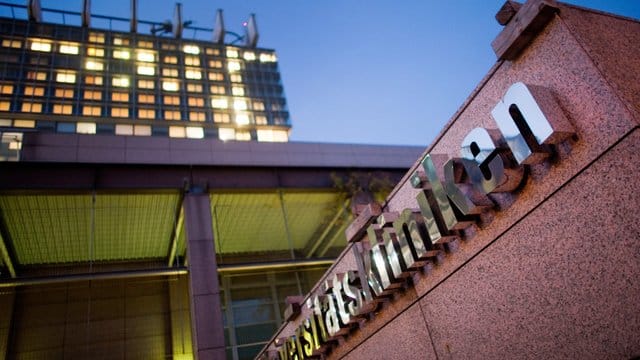 Blick auf die Universitätskliniken der Stadt Köln: Dort sind zwei Patienten nach einer Legionellen-Infektion gestorben. Blick auf die Universitätskliniken der Stadt Köln: Dort sind zwei Patienten nach einer Legionellen-Infektion gestorben.
