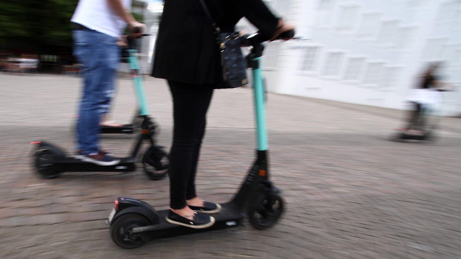 Eine Gruppe Menschen ist auf elektronischen Rollern unterwegs (Symbolbild): In Wolfsburg sorgen alkoholisierte E-Scooter-Fahrer immer wieder für Ärger.