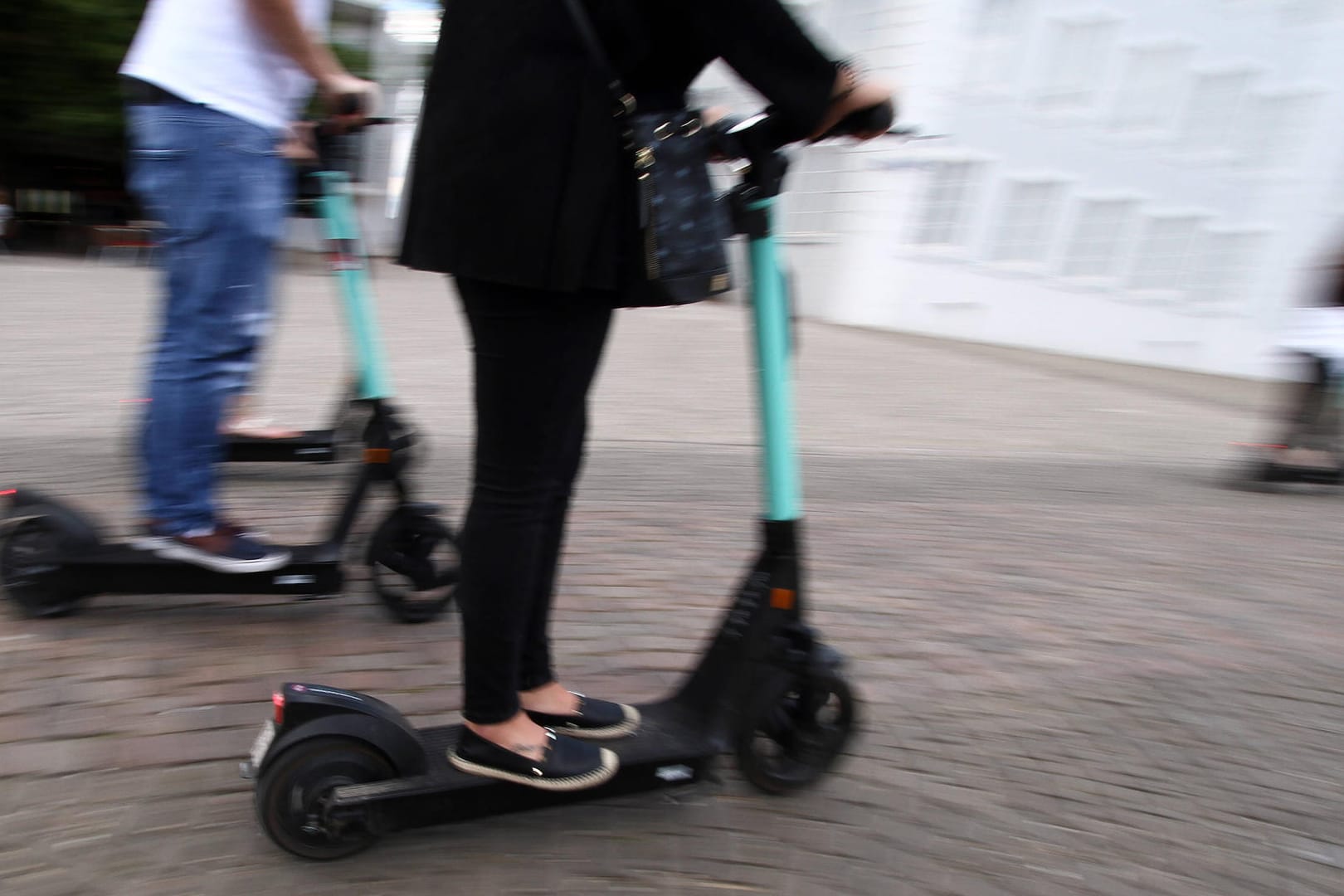 Eine Gruppe Menschen ist auf elektronischen Rollern unterwegs (Symbolbild): In Wolfsburg sorgen alkoholisierte E-Scooter-Fahrer immer wieder für Ärger.