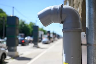 Instrumente für die Messung von Luftqualität hängen in Stuttgart.