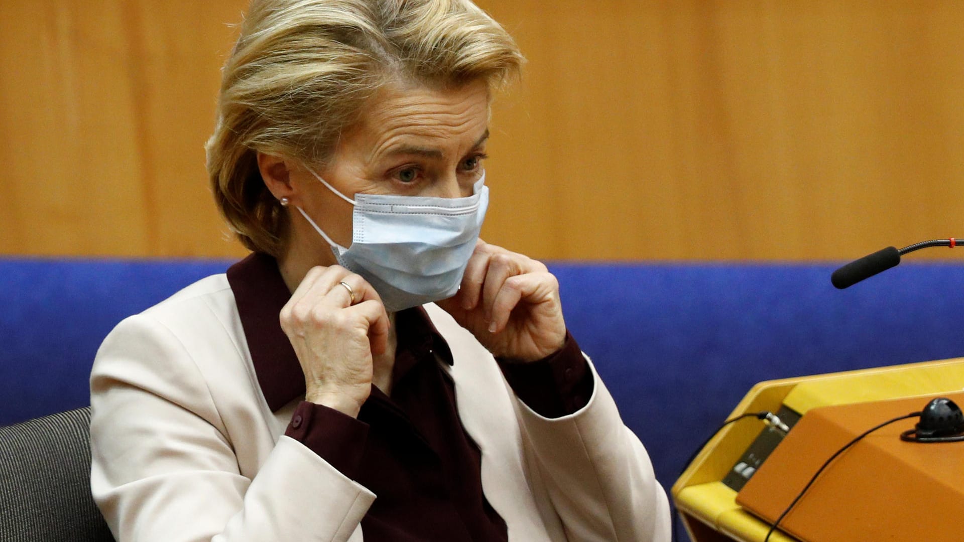 Kommissionspräsidentin Ursula von der Leyen im EU-Parlament: Der Haushaltsdeal der Staats- und Regierungschefs kommt bei den Abgeordneten nicht gut an.