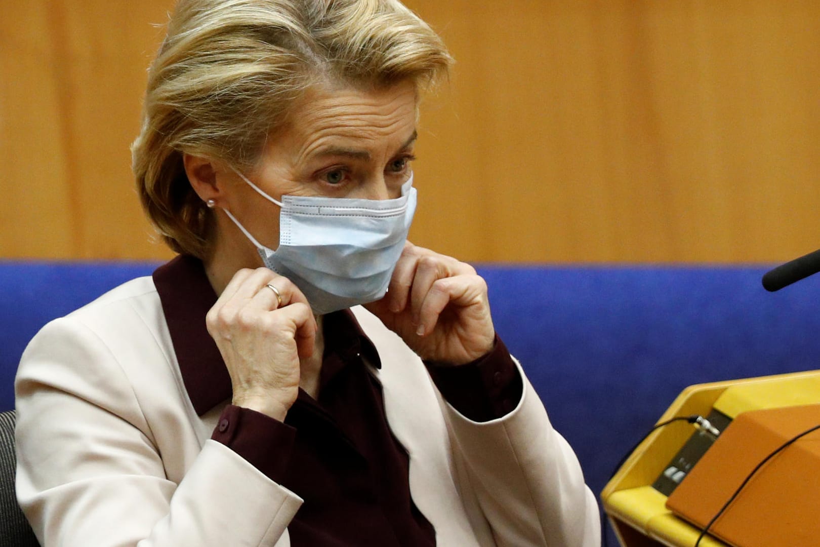 Kommissionspräsidentin Ursula von der Leyen im EU-Parlament: Der Haushaltsdeal der Staats- und Regierungschefs kommt bei den Abgeordneten nicht gut an.