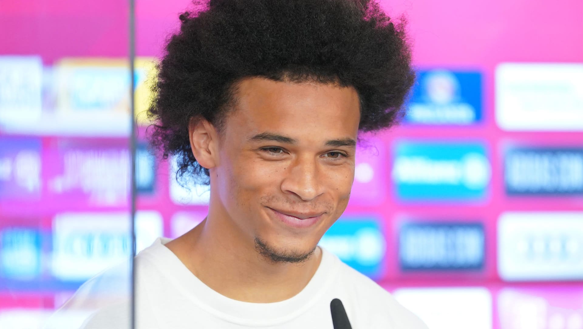 Leroy Sané: Lächelt nach seiner offiziellen Vorstellung bei den Bayern in die Kamera.