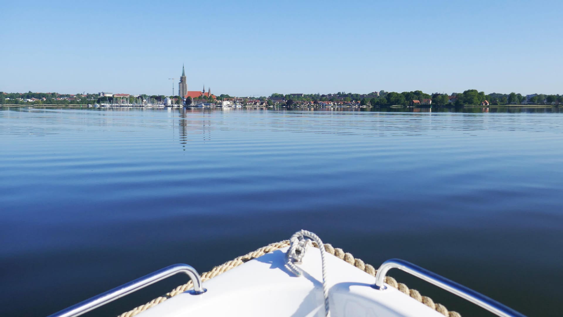 Spiegelglatte Schlei: Blick vom Ruderboot auf Schleswig.