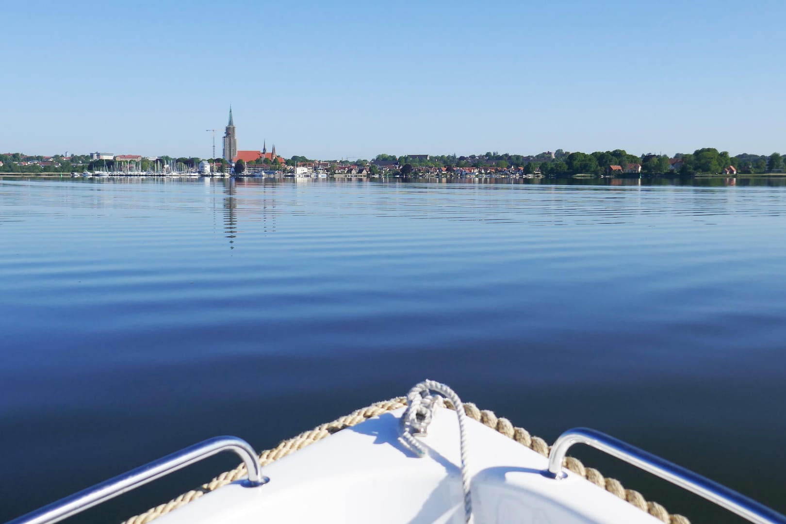 Spiegelglatte Schlei: Blick vom Ruderboot auf Schleswig.