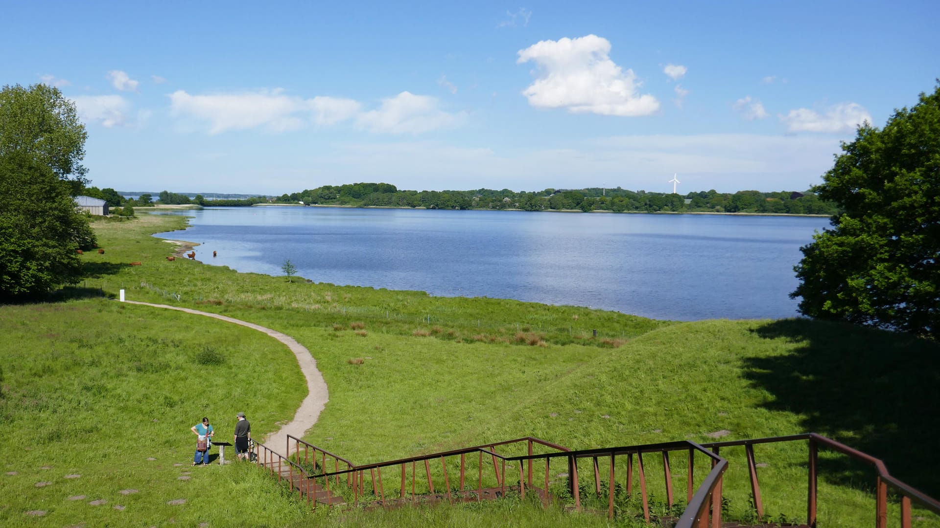 Ausblick: Im Wikinger Museum Haithabu – hier fällt der Blick vom Halbkreiswall auf das Haddebyer Noor.