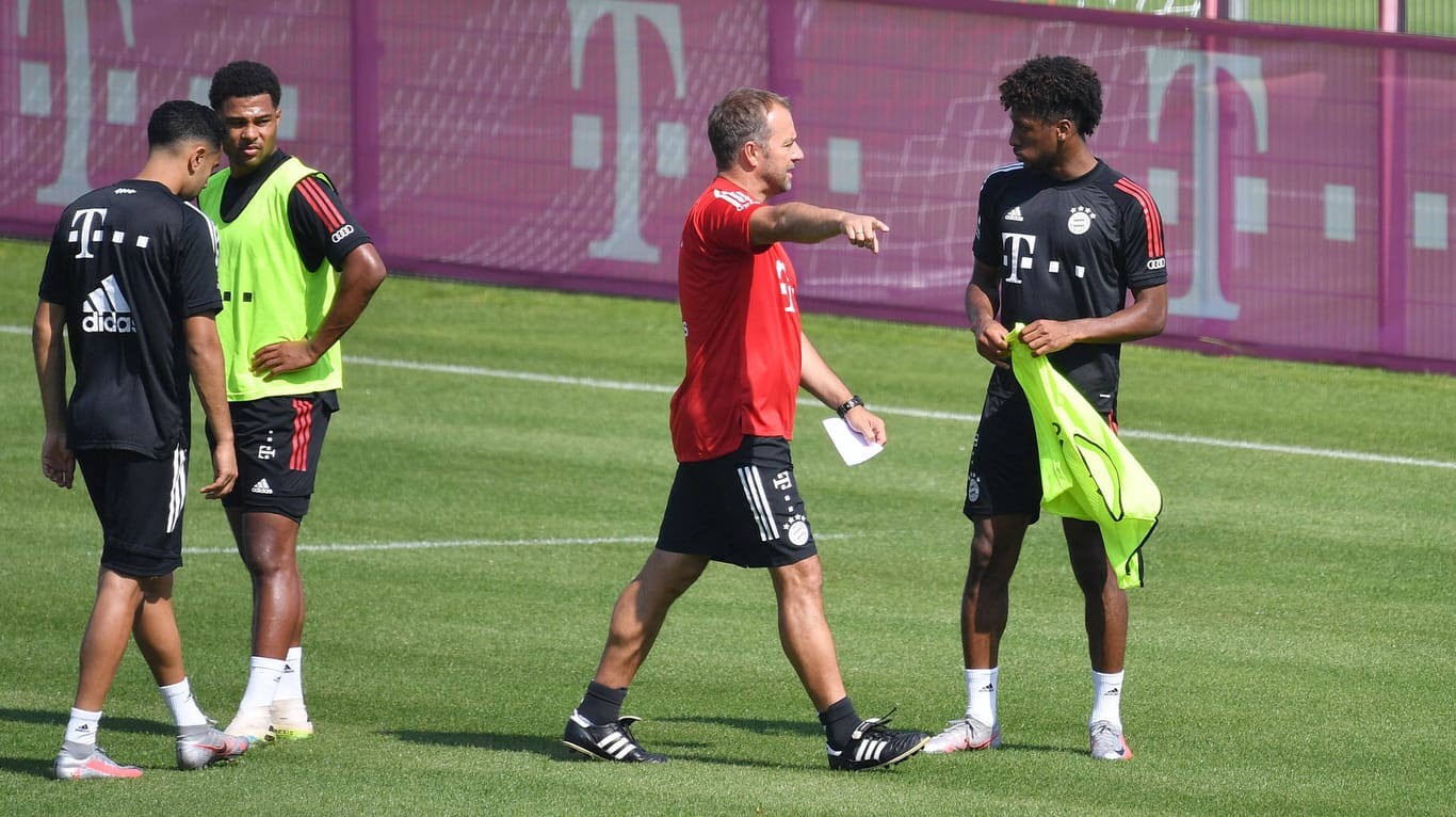 Hansi Flick mit seinen Spielern: beim FC Bayern trainiert man seit Donnerstag in Kleingruppen, ab Sonntag dann im kompletten Team.