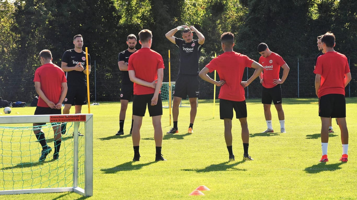 Hier trainiert nicht die 1. Herren, sondern die U16 von Eintracht Frankfurt, unter anderen mit dem neuen Co-Trainer Alex Meier (Mitte).