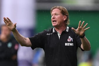 Markus Gisdol gestukuliert am Spielfeldrand: Wegen mangelnder Siege der Mannschaft wird er auch kritisch gesehen.