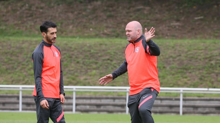 WSV-Chefcoach Alexander Voigt mit Samir El Hajjaj, einem der Co-Trainer: Das Trainerteam ist nach Vertragsverlängerungen nun komplett.