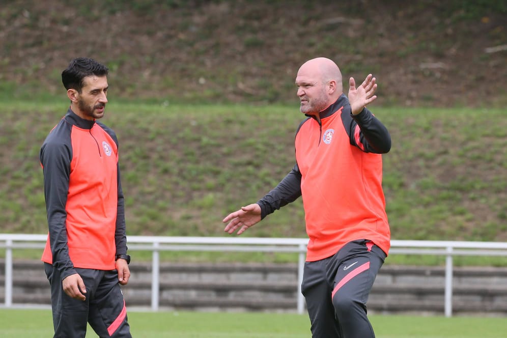 WSV-Chefcoach Alexander Voigt mit Samir El Hajjaj, einem der Co-Trainer: Das Trainerteam ist nach Vertragsverlängerungen nun komplett.