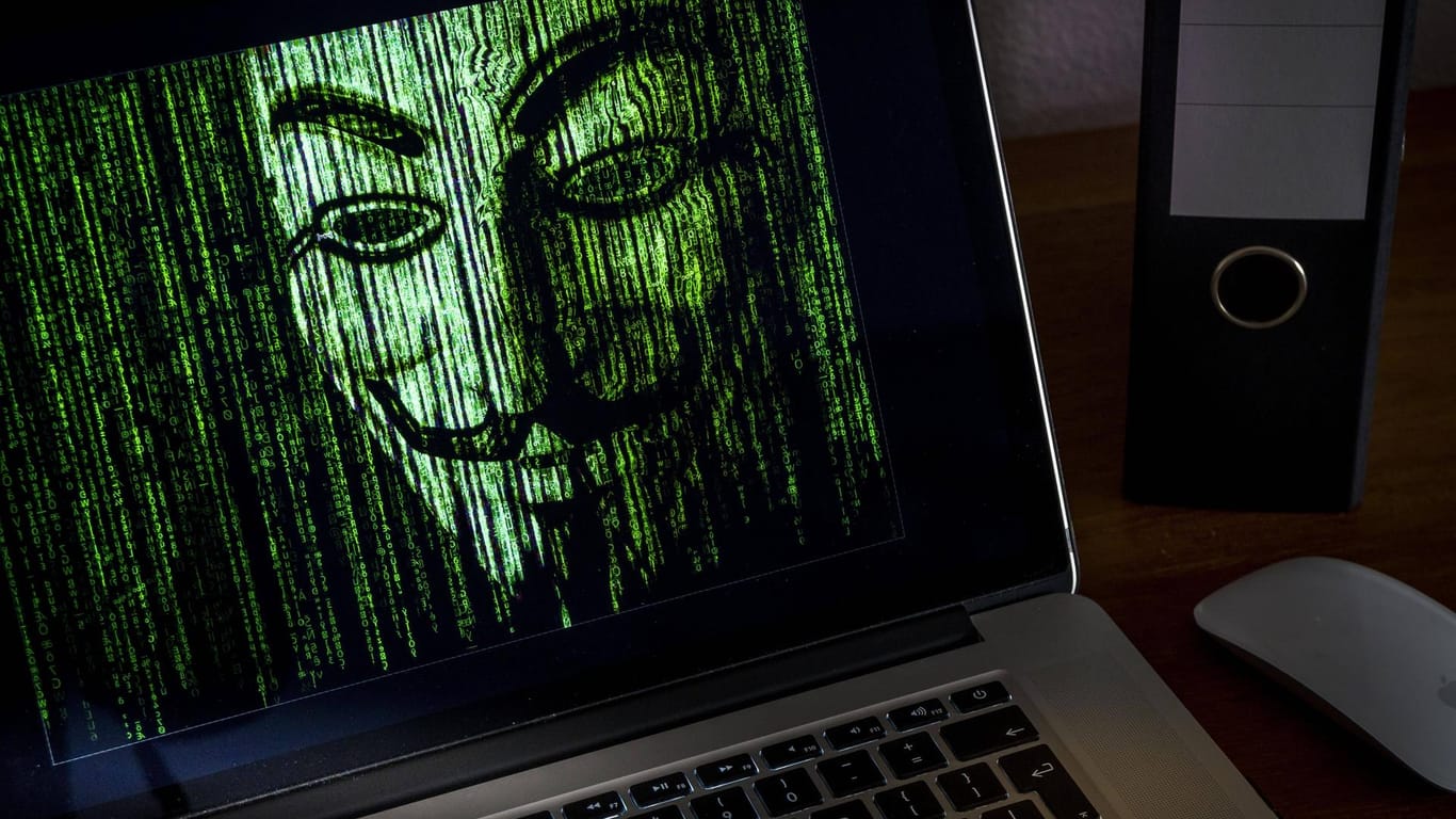 Notebookdisplay mit grünen Schriftzeichen (Symbolbild): Web-Aktivisten hacken Webseite von Verschwörungssekte