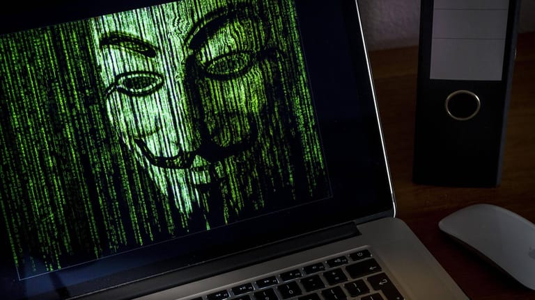 Notebookdisplay mit grünen Schriftzeichen (Symbolbild): Web-Aktivisten hacken Webseite von Verschwörungssekte