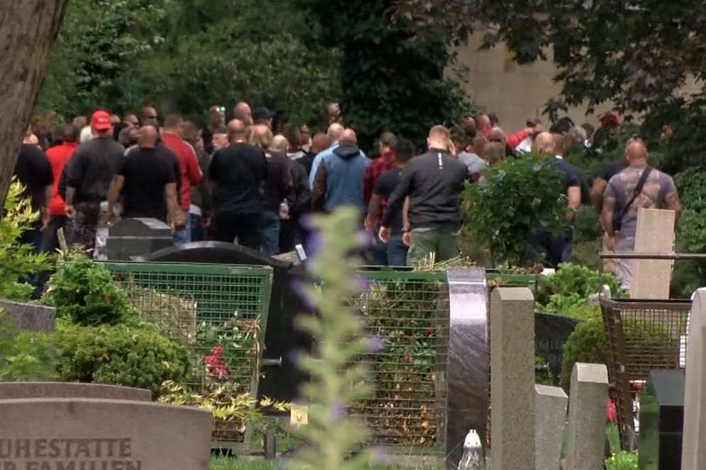 Andrang bei Trauerfeier: 400 Menschen nahmen von dem Hells-Angels-Gründer Abschied, darunter Biker aus ganz Europa.