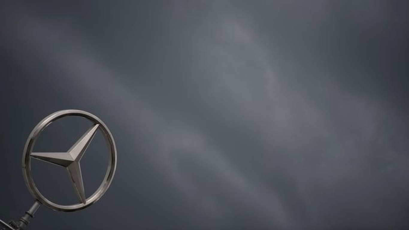 Das Logo der Automarke Mercedes-Benz prangt auf einem Gebäude