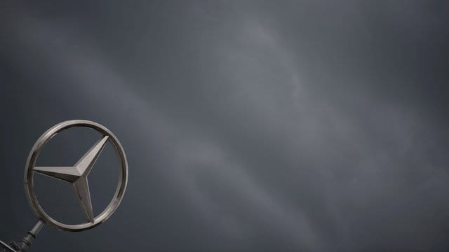 Das Logo der Automarke Mercedes-Benz prangt auf einem Gebäude Das Logo der Automarke Mercedes-Benz prangt auf einem Gebäude