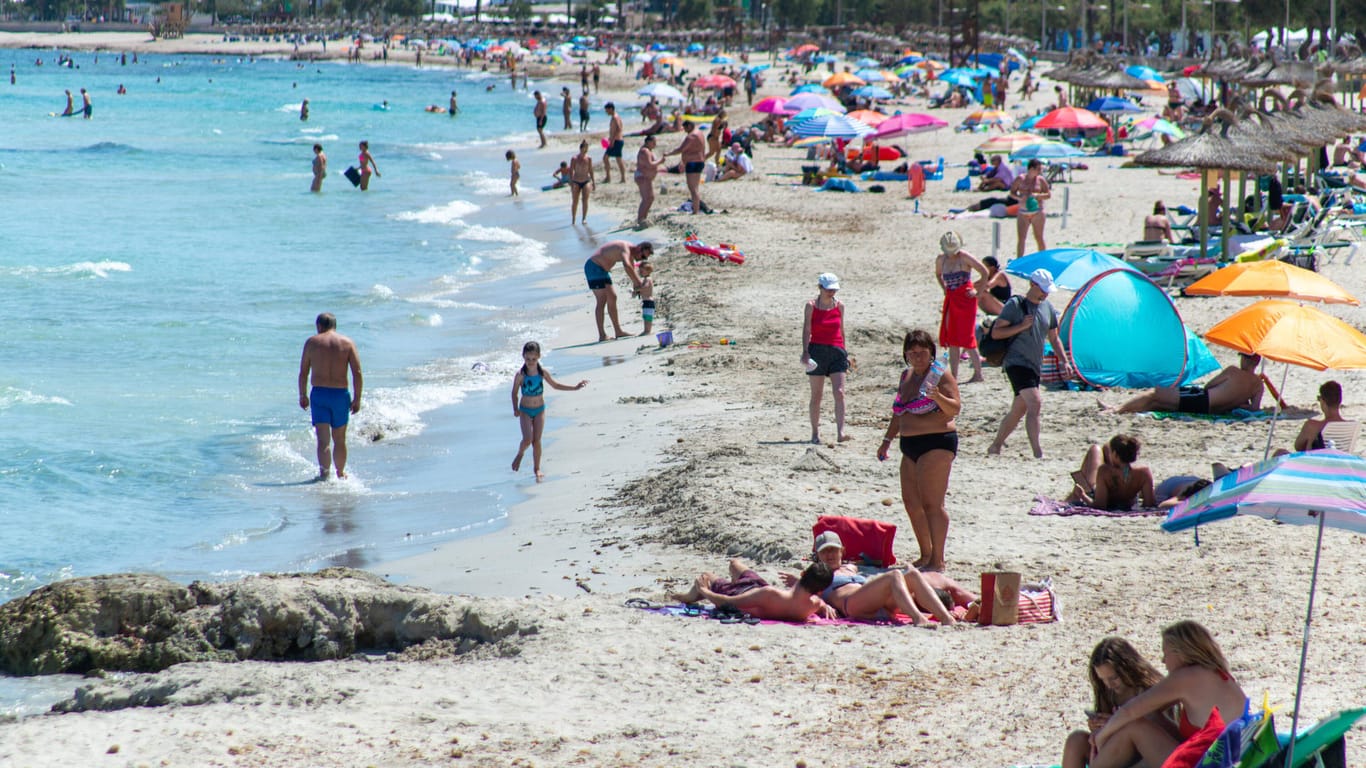 Strand auf Mallorca: Eine Familie war nach ihrem Urlaub positiv auf Corona getestet worden.