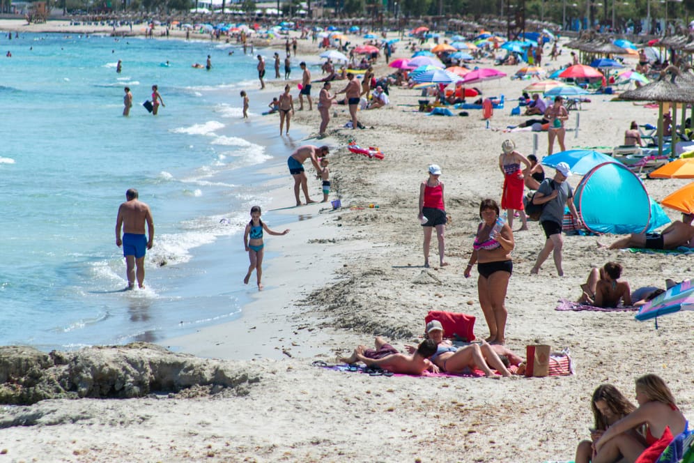Strand auf Mallorca: Eine Familie war nach ihrem Urlaub positiv auf Corona getestet worden.