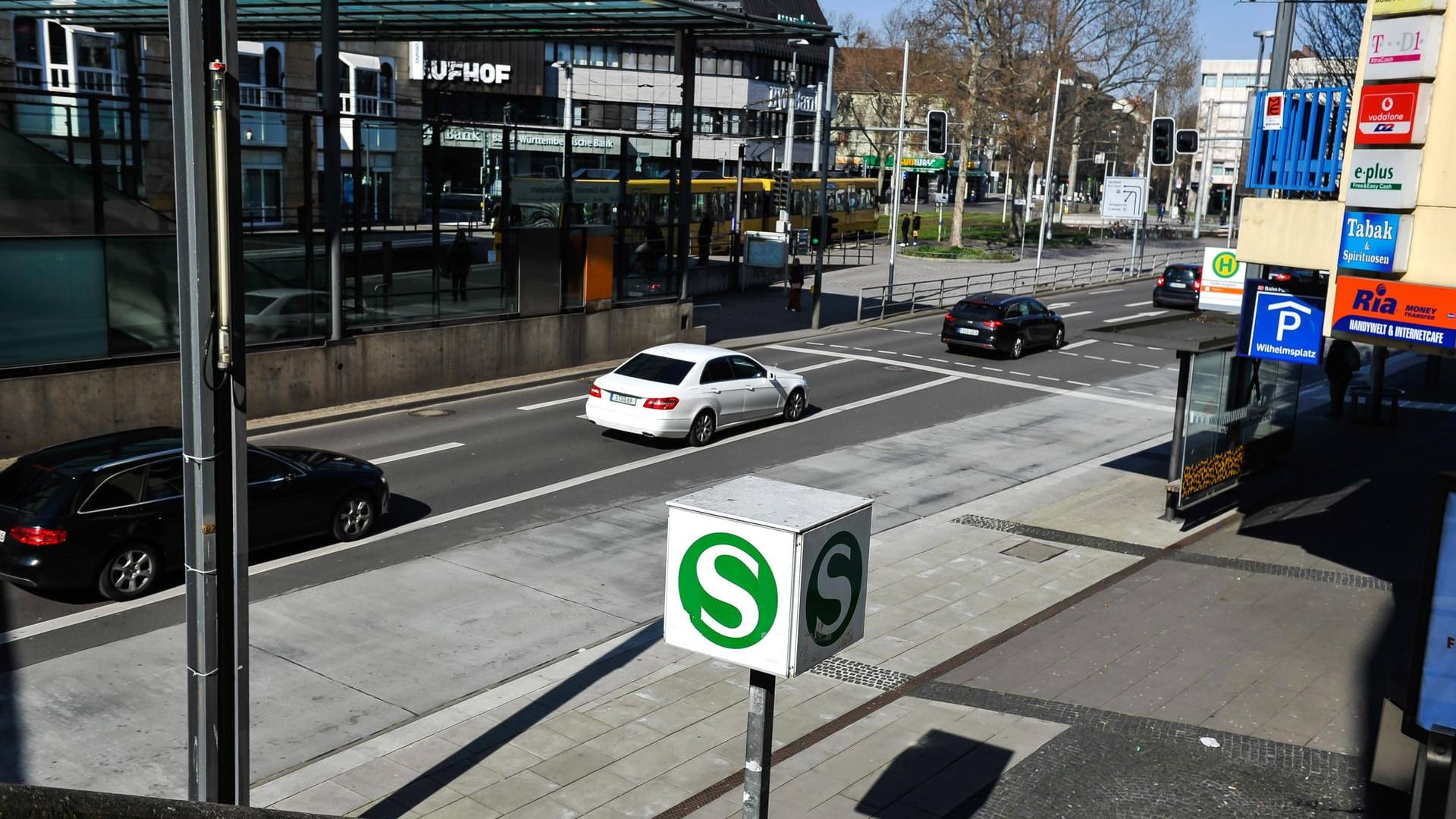 Bus- und S-Bahnhaltestelle Wilhelmsplatz in Bad Cannstatt (Symbolbild): Hier hat sich ein tödlicher Unfall ereignet.
