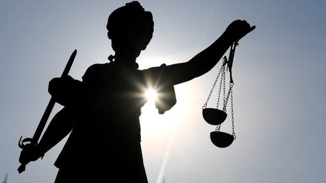 Die Statue der Justitia mit einer Waage und einem Schwert in der Hand (Symbolbild): Weil sich das Verfahren zu sehr in Länge gezogen hatte, wurde ein mutmaßlicher Mörder aus der U-Haft entlassen. Die Statue der Justitia mit einer Waage und einem Schwert in der Hand (Symbolbild): Weil sich das Verfahren zu sehr in Länge gezogen hatte, wurde ein mutmaßlicher Mörder aus der U-Haft entlassen.