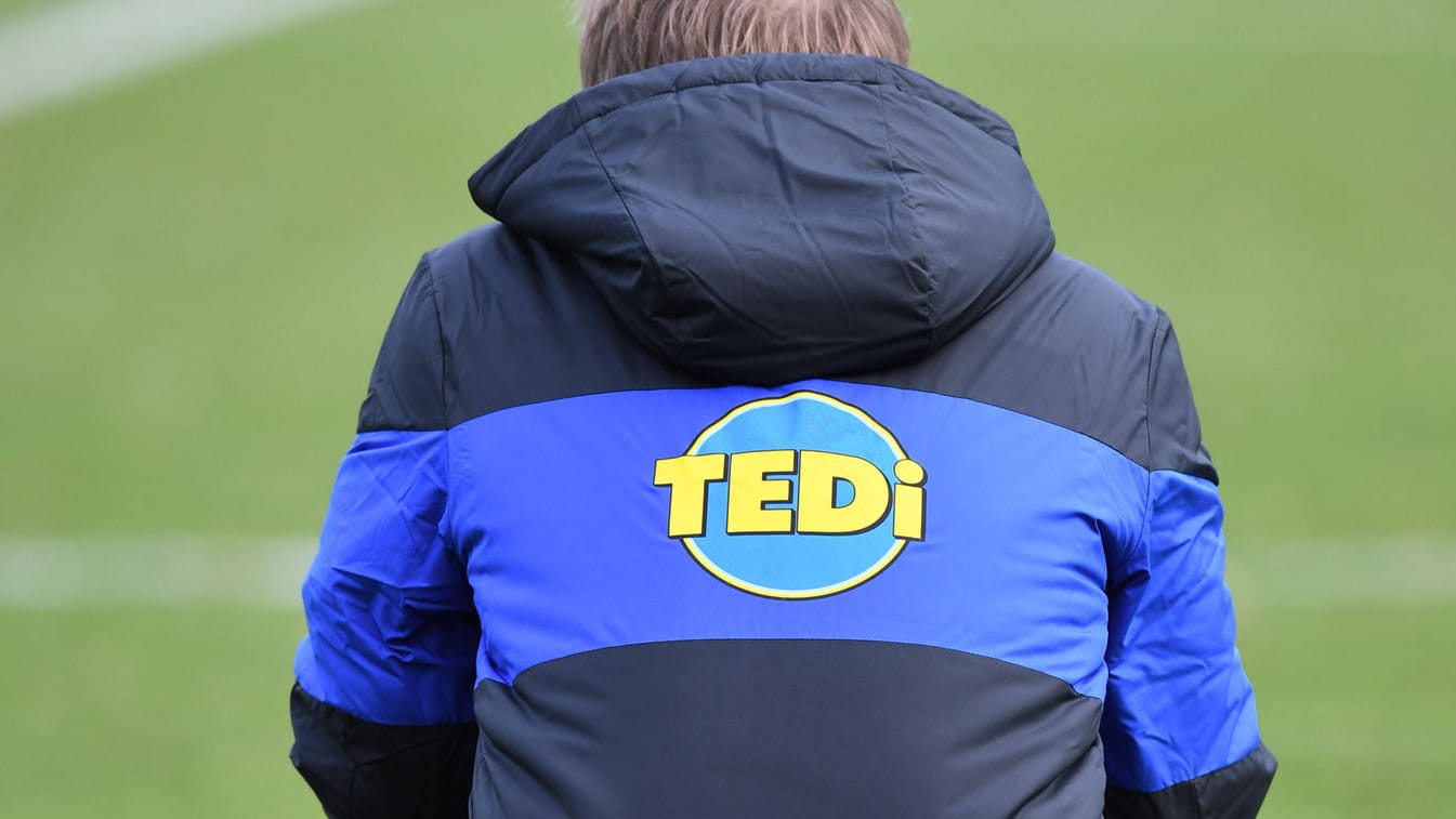 Tschüss, Tedi: Hertha BSC und der Discounter kündigen ihren Hauptsponsoren-Vertrag auf. Tschüss, Tedi: Hertha BSC und der Discounter kündigen ihren Hauptsponsoren-Vertrag auf.