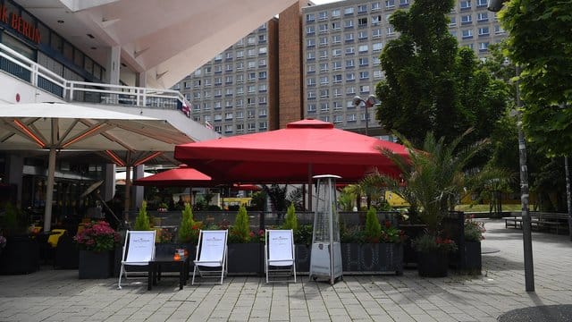 Das Restaurant "MIO Berlin" direkt unter dem Fernsehturm am Alexanderplatz. Das Restaurant "MIO Berlin" direkt unter dem Fernsehturm am Alexanderplatz.