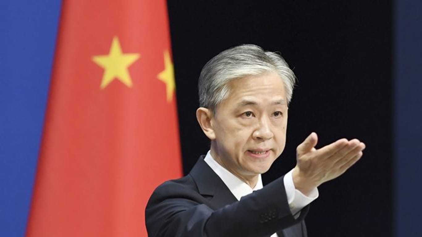 Wang Wenbin, ein Sprecher des Pekinger Außenministeriums, während einer Pressekonferenz.
