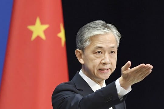 Wang Wenbin, ein Sprecher des Pekinger Außenministeriums, während einer Pressekonferenz.