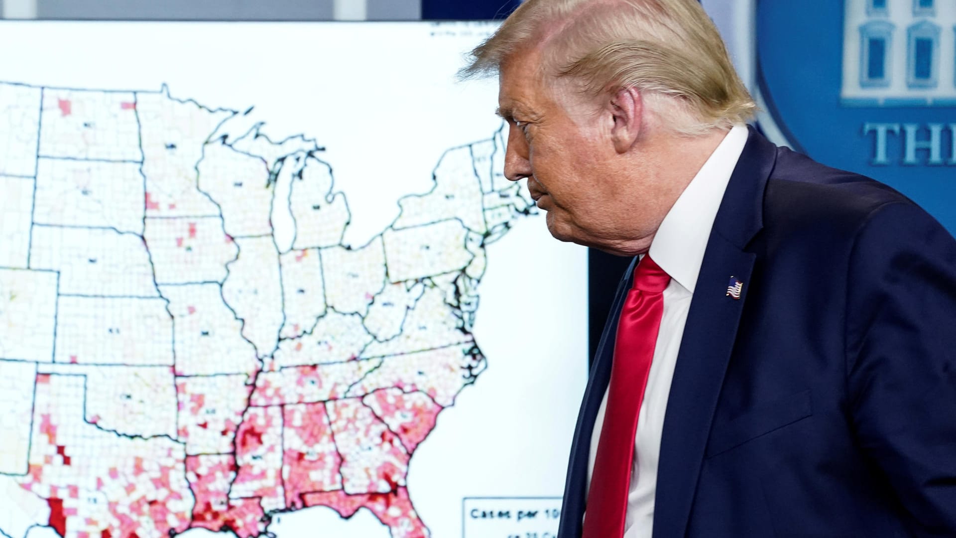 Donald Trump präsentiert die Infektionszahlen bei seinem Pressebriefing: Der Nominierungsparteitag in Florida wurde abgesagt. Donald Trump präsentiert die Infektionszahlen bei seinem Pressebriefing: Der Nominierungsparteitag in Florida wurde abgesagt.
