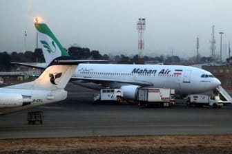 Ein Flugzeug der iranischen Fluggesellschaft Mahan Air: Eine iranische Passagiermaschine soll nach iranischen Angaben im syrischen Luftraum von zwei israelischen Kampfflugzeugen bedroht worden sein.