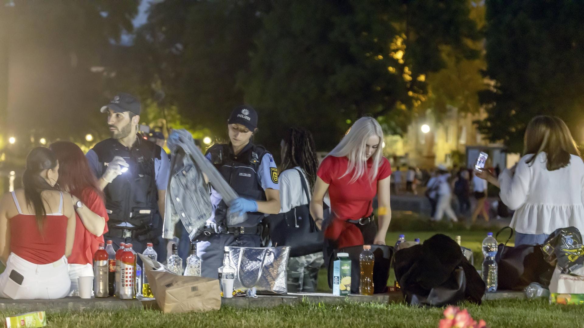 Polizeikontrolle nach den Krawallen im Stuttgarter Schlosspark.