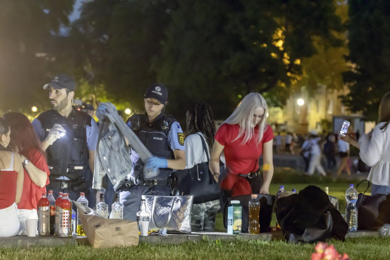 Polizeikontrolle nach den Krawallen im Stuttgarter Schlosspark.