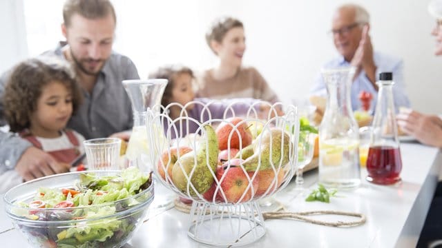 Gut für Genuss und Verdauung: Gemeinsam am Esstisch sitzen und dabei möglichst entspannt sein.