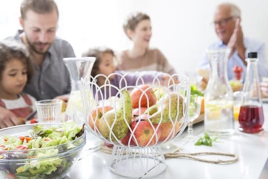 Gut für Genuss und Verdauung: Gemeinsam am Esstisch sitzen und dabei möglichst entspannt sein.