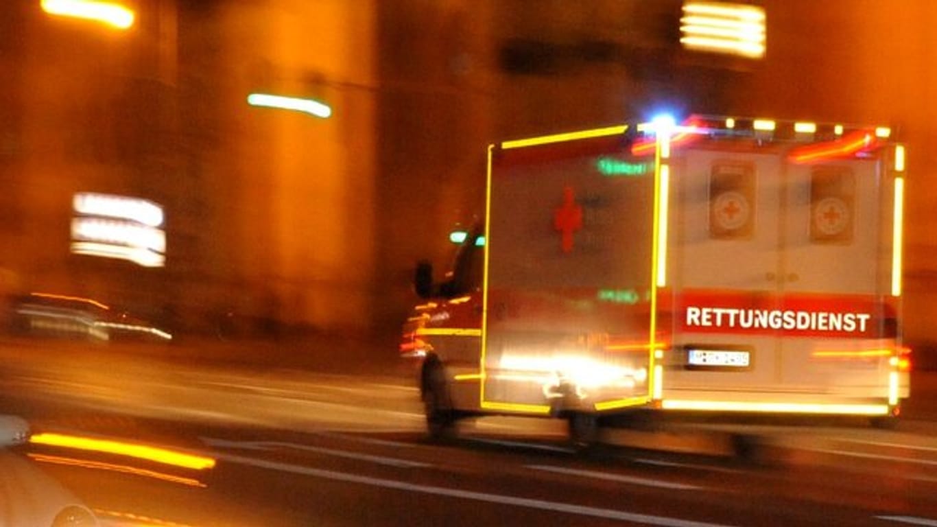 Rettungswagen im Einsatz: Der 21-Jährige starb noch an der Unfallstelle in Lappersdorf. (Symbolbild)