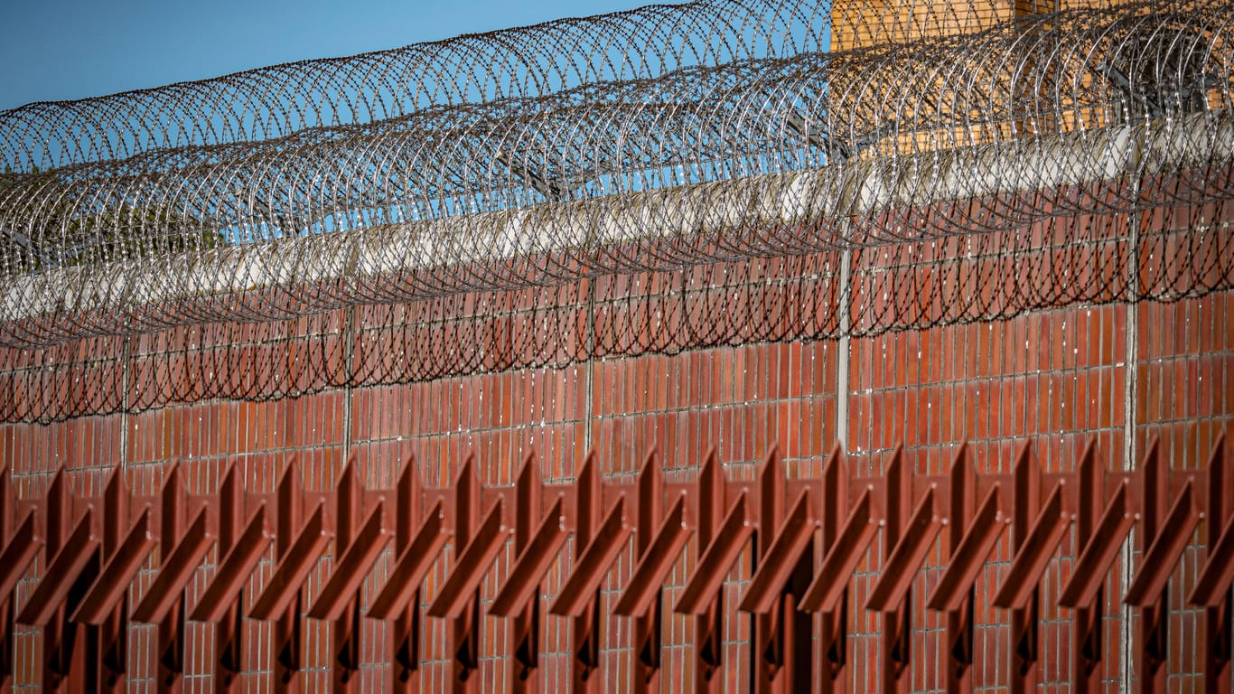 Blick auf die Gefängnismauer der JVA Moabit: Ein Häftling ist hier durch ein Feuer in seiner Zelle gestorben.