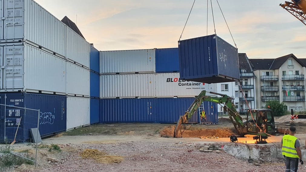 Container werden aufgestellt: Für die Sprengung der Bombe wurde der Bereich abgesichert. Container werden aufgestellt: Für die Sprengung der Bombe wurde der Bereich abgesichert.