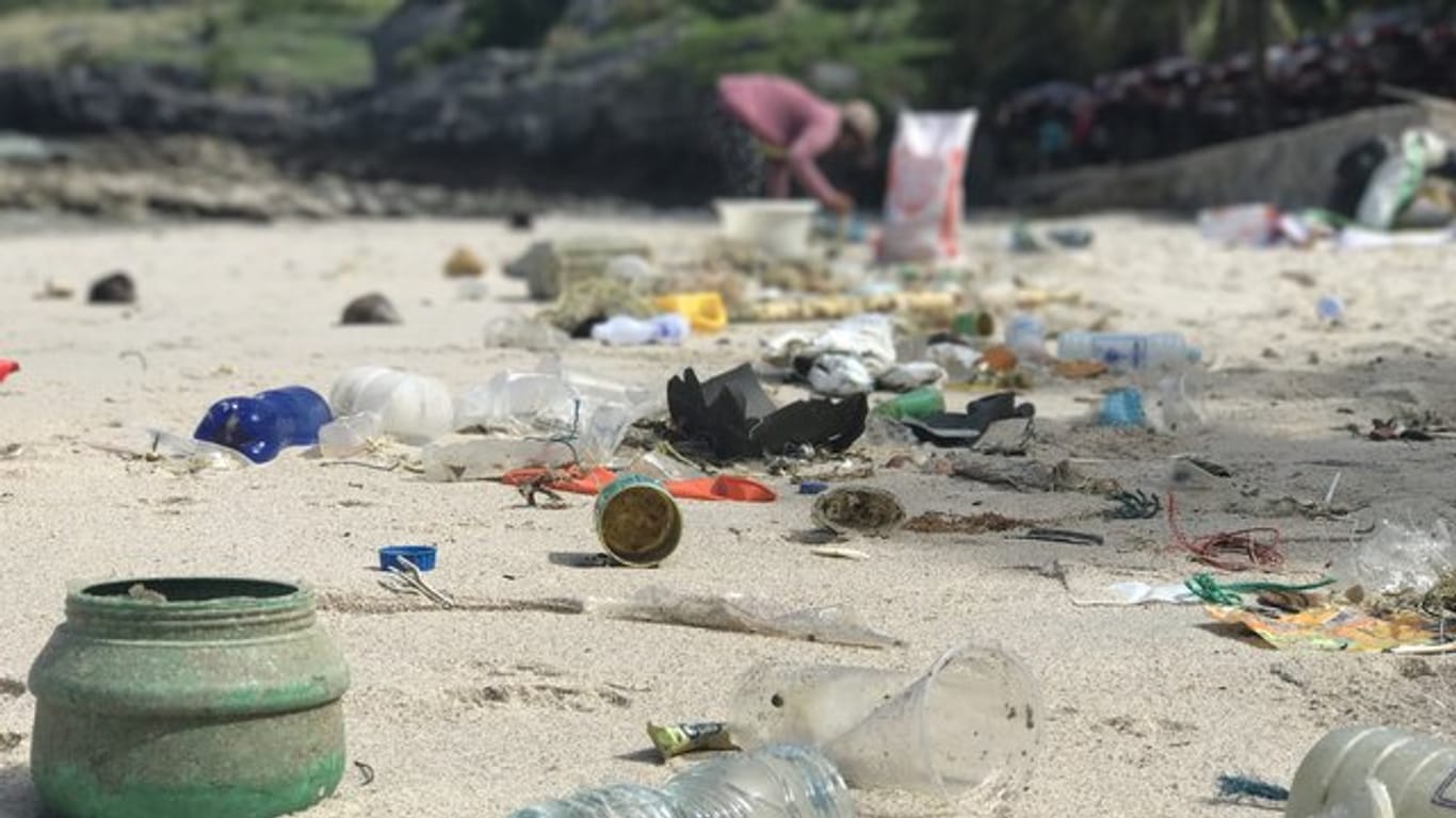 Plastikmüll liegt am Strand der Insel Ko Sichang: Große Mengen Plastikmüll geraten in die Meere.