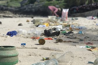 Plastikmüll liegt am Strand der Insel Ko Sichang: Große Mengen Plastikmüll geraten in die Meere.