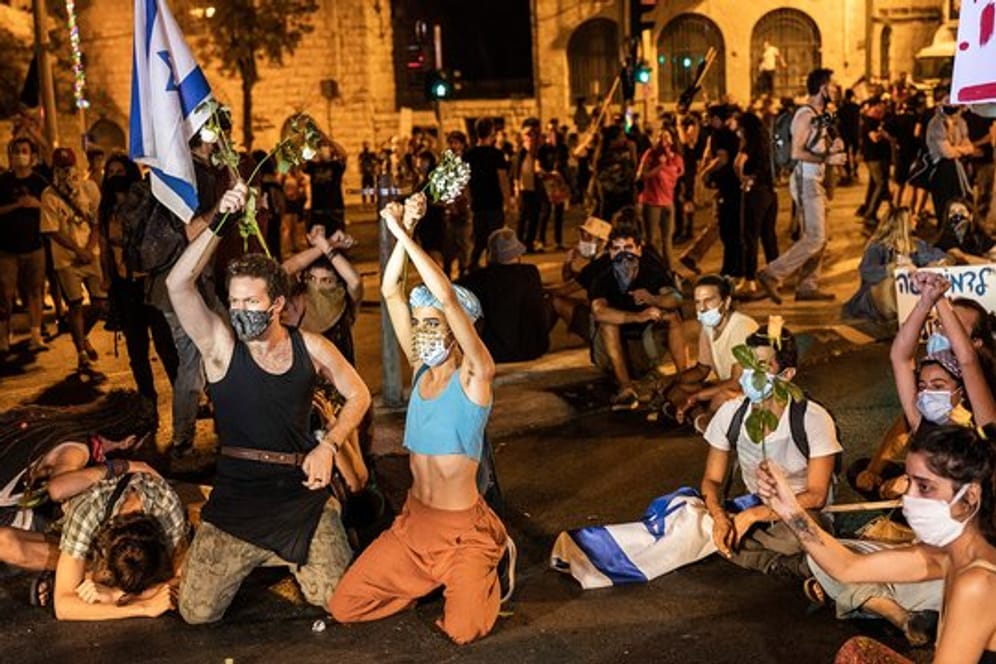Demonstranten protestieren gegen den israelischen Ministerpräsidenten Netanjahu in der Nähe seiner Residenz.