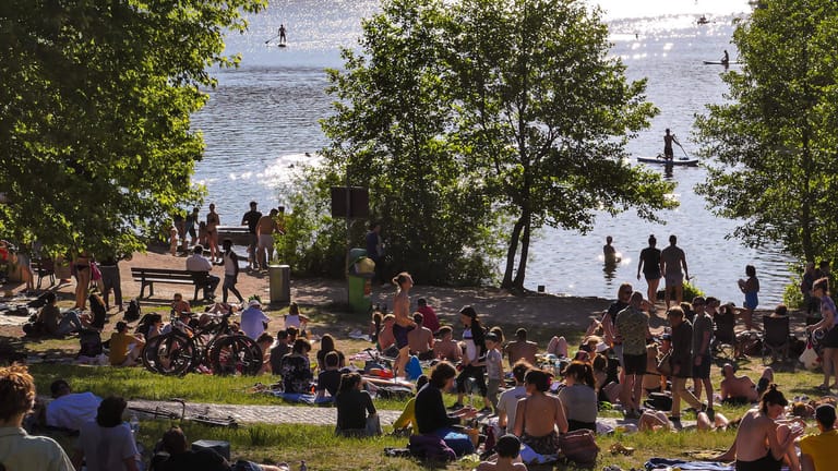 Menschen am Ufer des Schlachtensees genießen das Sommerwetter: Der See liegt im Südwesten der Stadt im Bezirk Steglitz-Zehlendorf.
